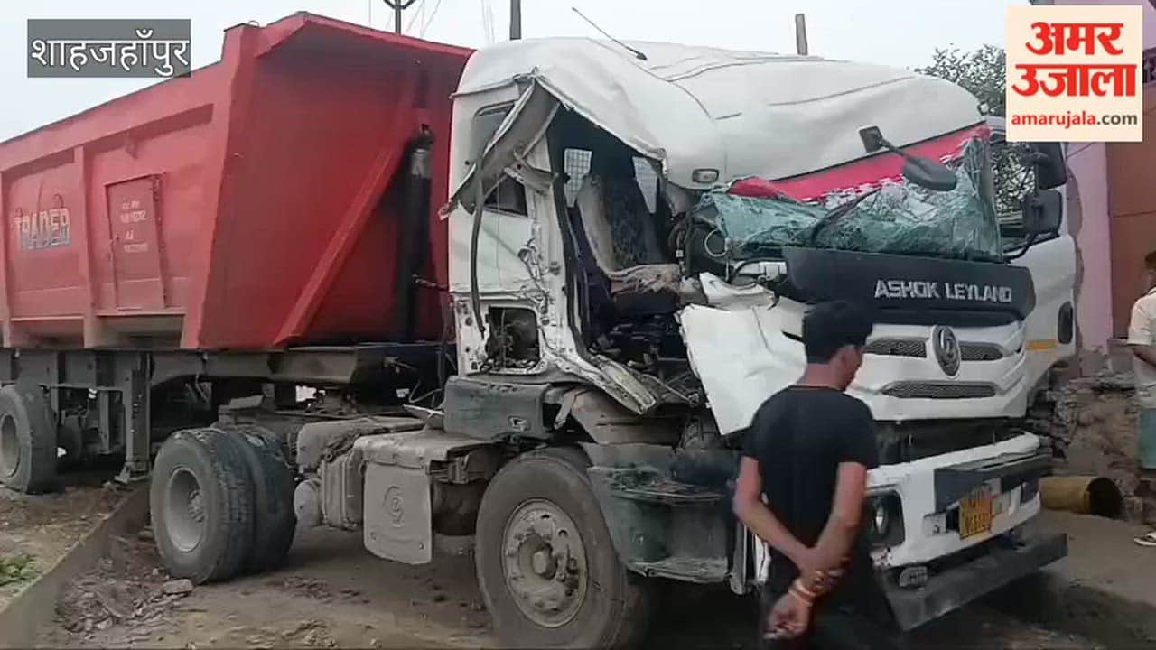 dumper collides with another dumper on highway in Shahjahanpur