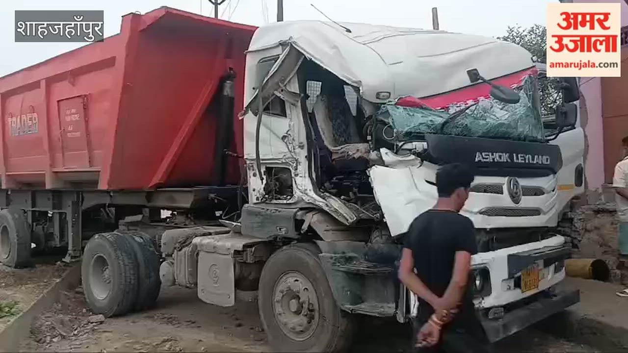 dumper collides with another dumper on highway in Shahjahanpur