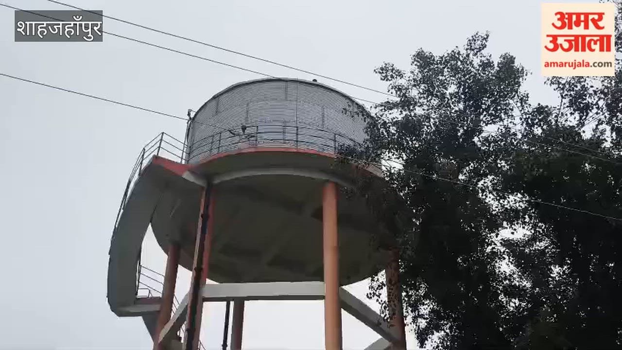 farmers climbed water tank in shahjahanpur