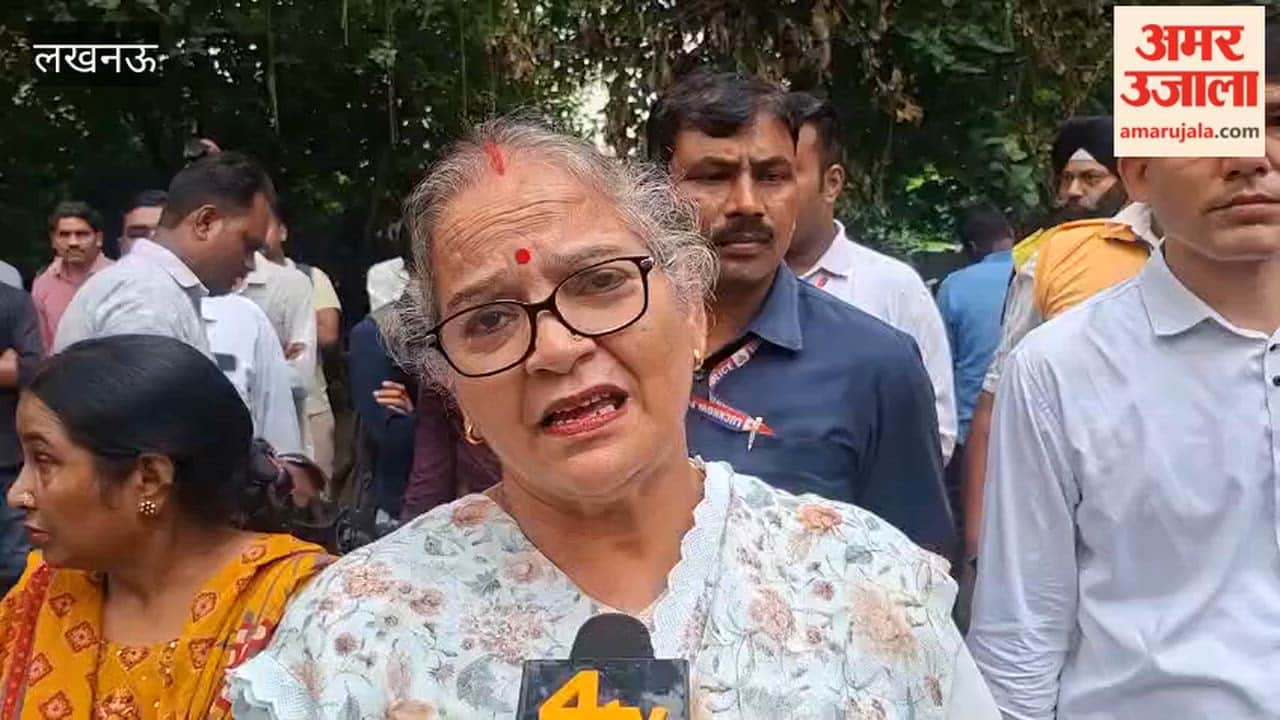लखनऊ के जवाहर भवन में लगी आग, मेयर सुषमा खर्कवाल भी मौके पर पहुंचीं