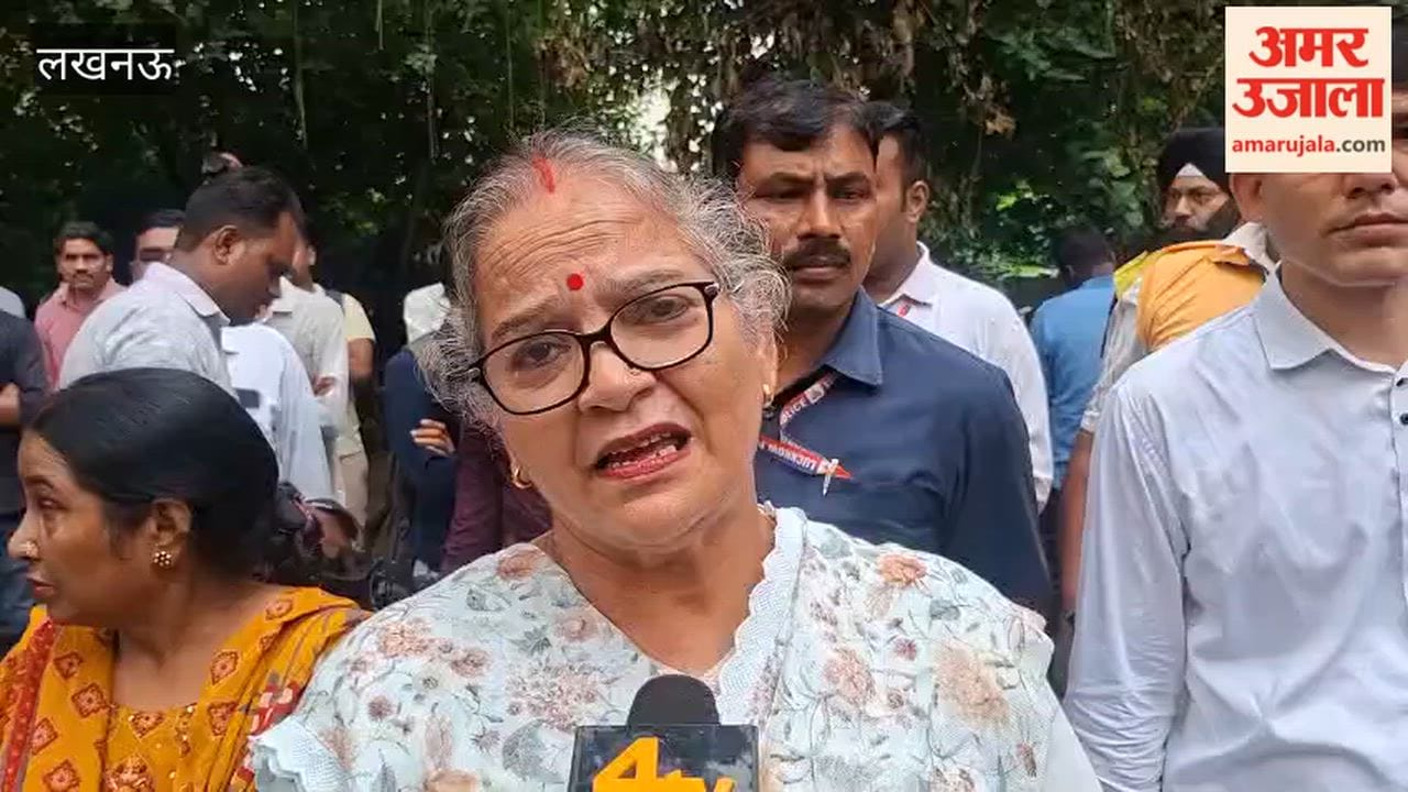 लखनऊ के जवाहर भवन में लगी आग, मेयर सुषमा खर्कवाल भी मौके पर पहुंचीं