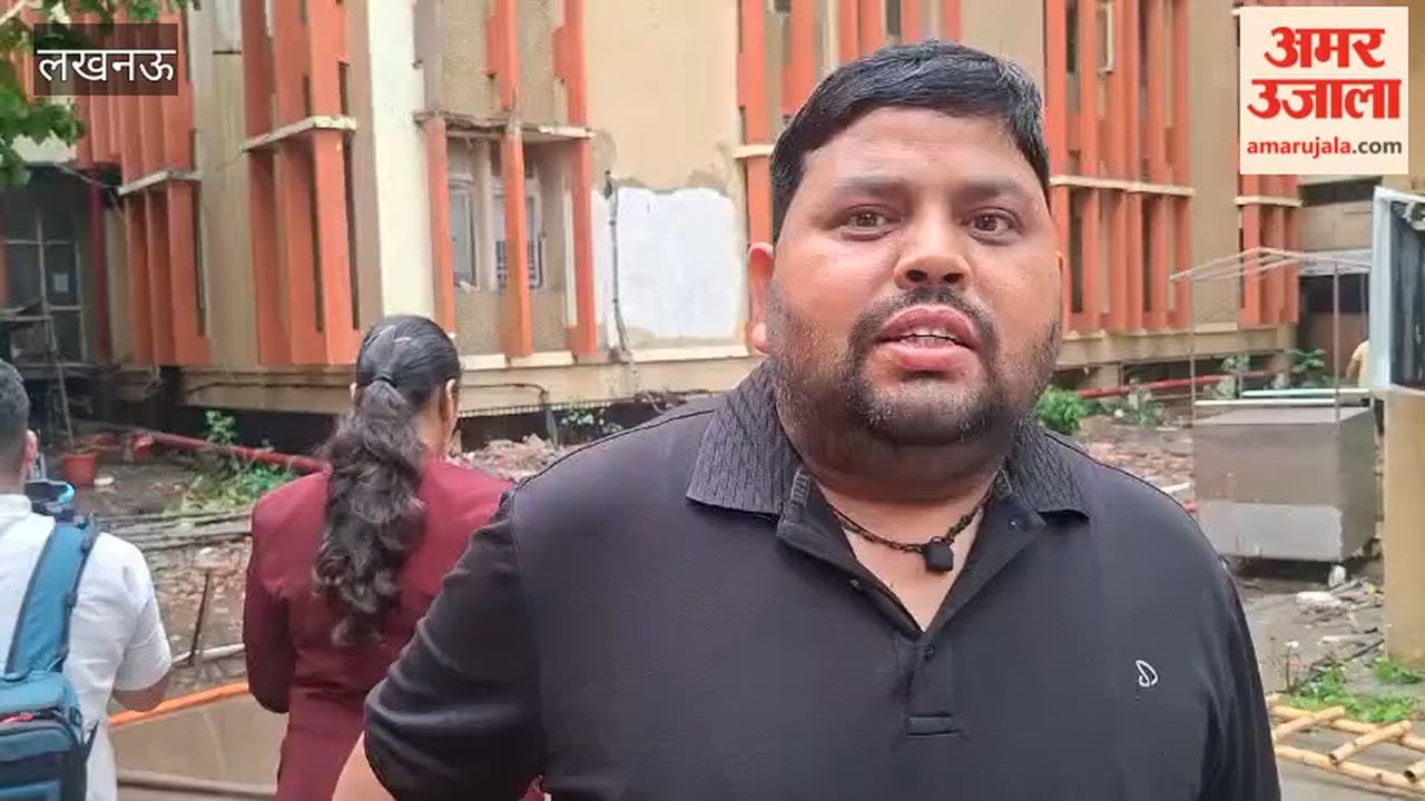 लखनऊ के जवाहर भवन में लगी आग, दमकलकर्मी मशक्कत कर बुझाने में जुटे
