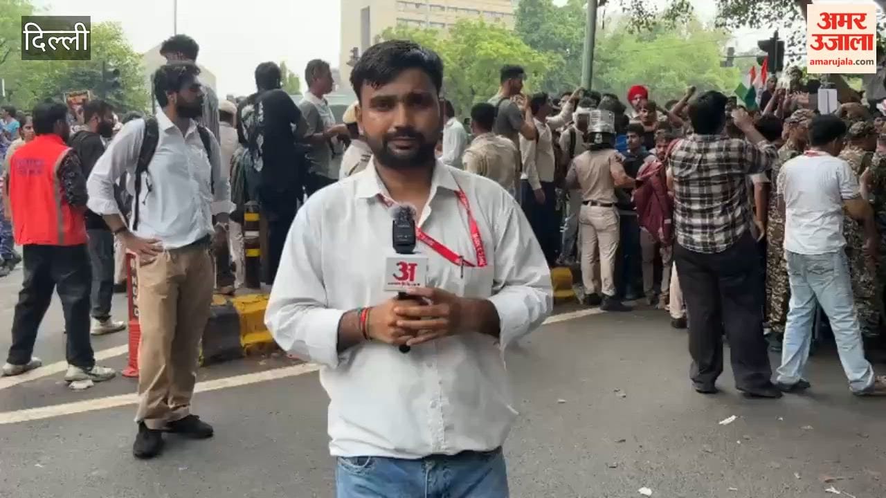 Tension rises at Jantar Mantar protesters attempt to cross barricades