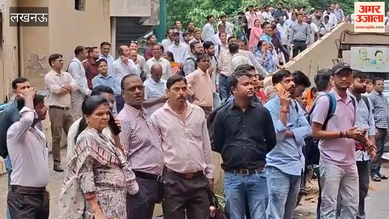लखनऊ में जवाहर भवन में लगी आग, दमकलकर्मी काबू पाने में जुटे