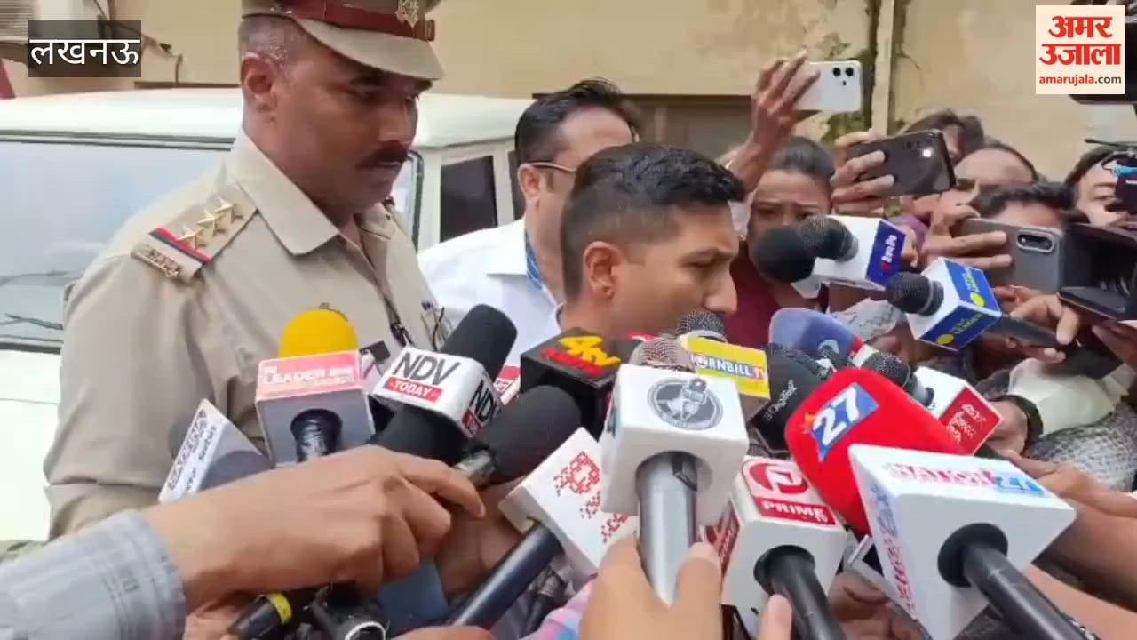लखनऊ के जवाहर भवन में लगी आग, डीएम विशाखजी समेत अन्य अधिकारियों ने ली जानकारी