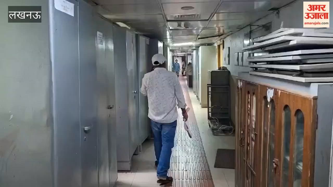 जवाहर भवन में लगी आग, तीसरे तल पर सामान से पटी आधी गैलरी; इमरजेंसी में कैसे भाग पाएंगे लोग?