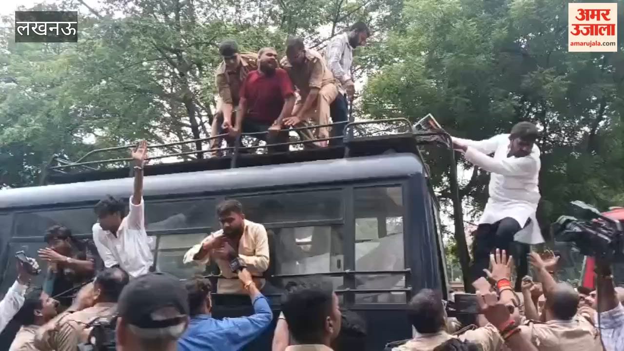 लखनऊ विवि में समाजवादी छात्र सभा के कार्यकर्ताओं ने नीट पेपर लीक और सोनम वांगचुक के समर्थन में किया प्रदर्शन