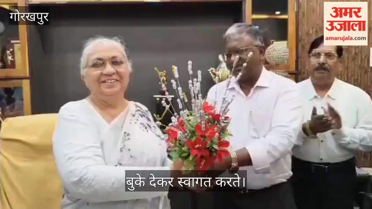Dispute resolved in the presence of the police; Prof. Rajkumar presented a bouquet to Prof. Samuel.