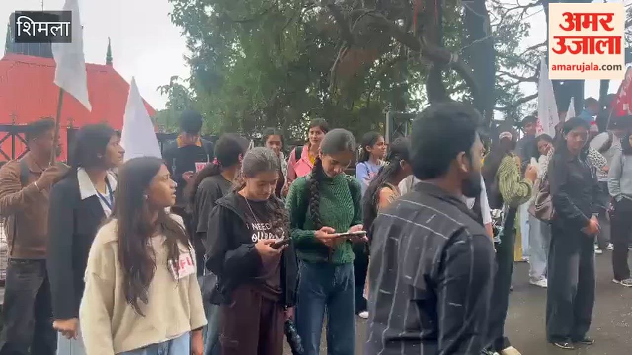 Shimla: SFI Banjar unit and organizations staged a protest regarding the NEET paper leak case