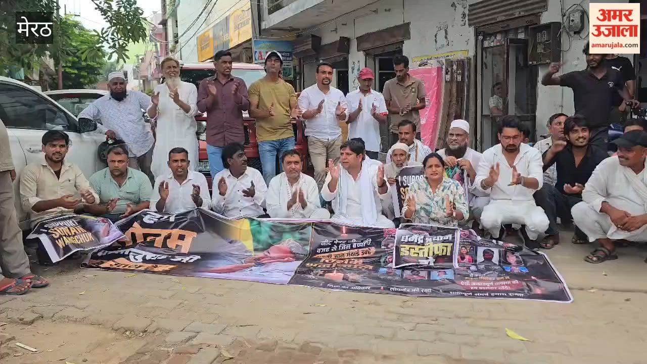 Meerut: Police stopped AAP workers heading to a CJP protest; they staged a demonstration while sitting on the road.