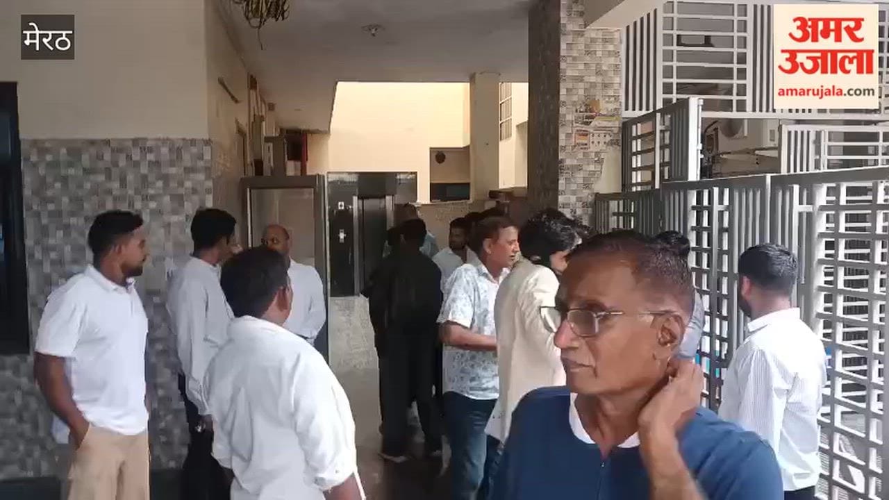 Meerut: The Awas Vikas team conducted a survey in Shastrinagar Sectors 2 and 3 for the second consecutive day.