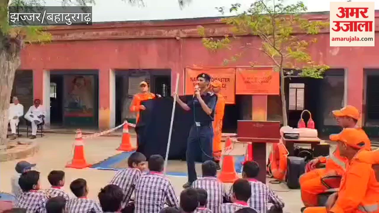 The Jhajjar NDRF team provided information on disaster preparedness.
