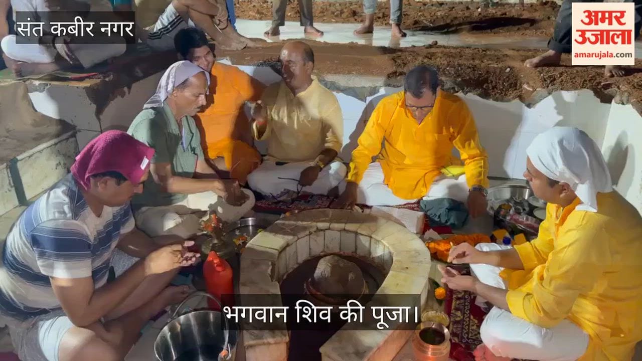 Priests worshipped Lord Shiva with due rituals.