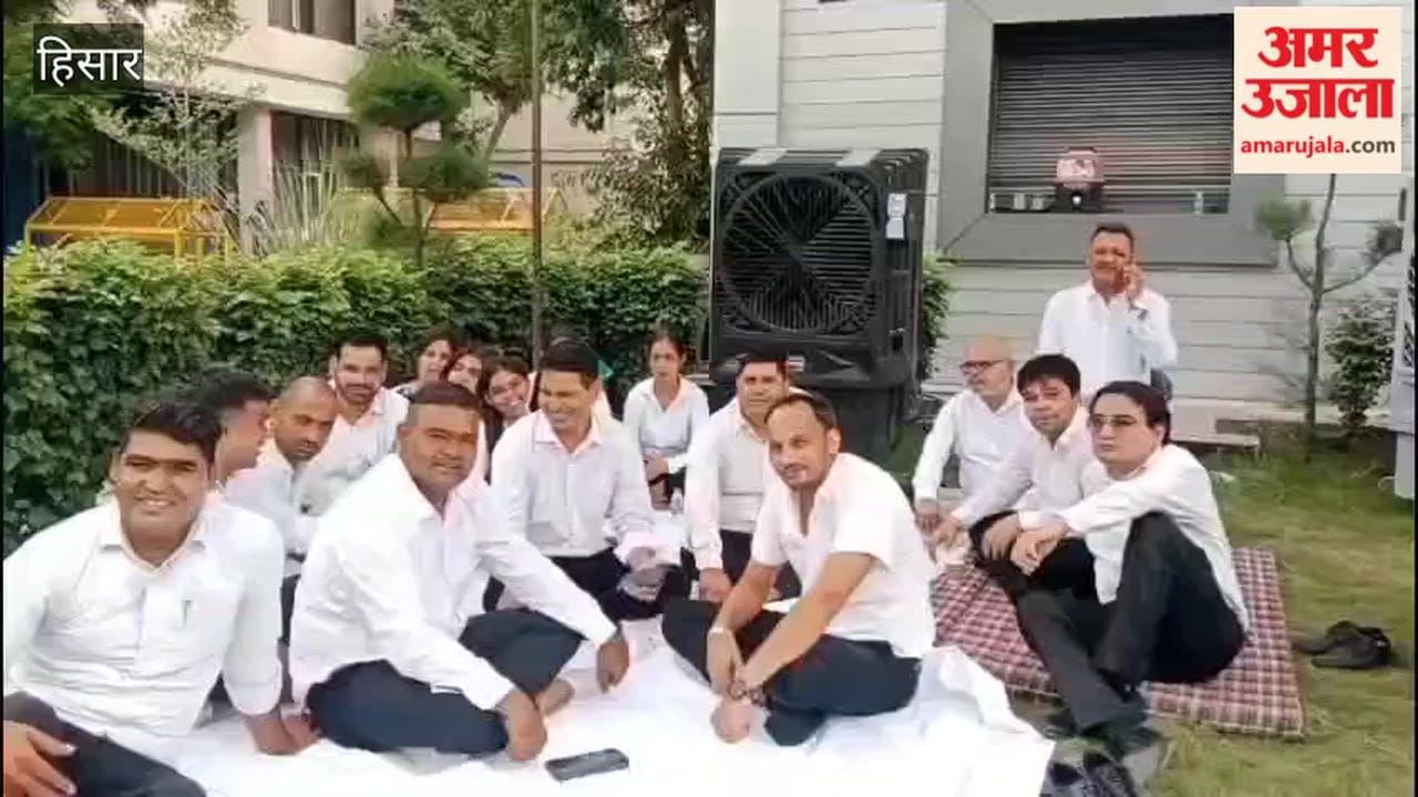The Hansi Bar Association staged a protest in support of Sonam Wangchuk's demands, with four advocates observing a one-day hunger strike.