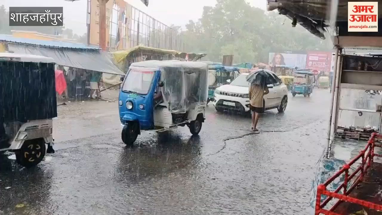 Waterlogging on roads due to rain in Shahjahanpur
