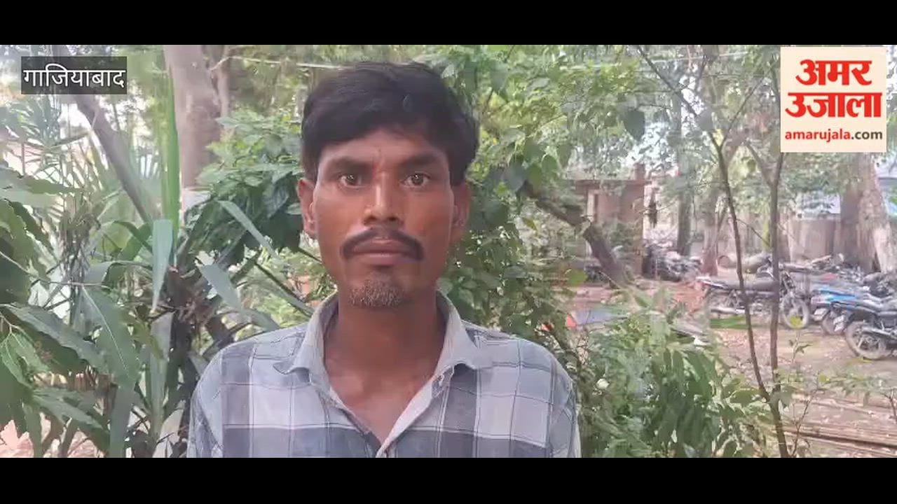 Miscreants snatched a mobile phone from a cab driver and fled