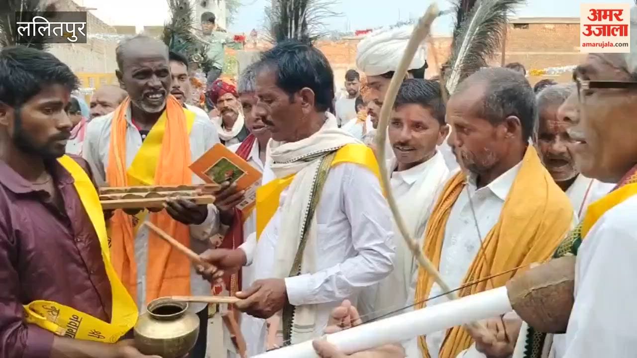 Mangalanand Sagar Maharaj and Muni Mangal Sagar made an auspicious entry; devotees welcomed them with the beating of drums and *nagadas*
