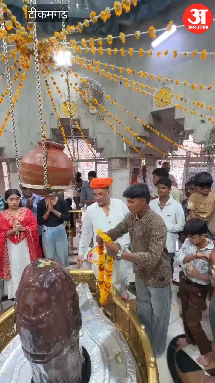 Upon returning from England, female cricketer Kranti Gaur visited Kundeshwar Dham and performed