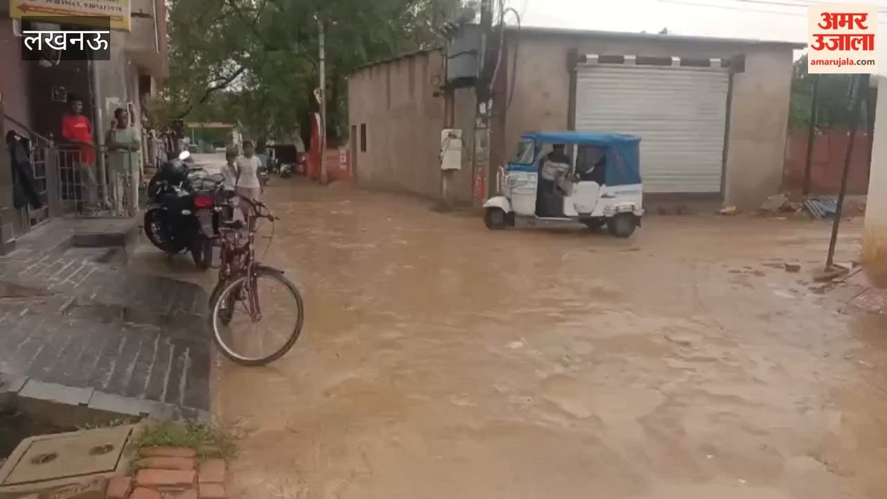 जानकीपुरम विस्तार में शुक्ला चौराहे के पास बदहाल सड़क से निकलना दूभर, लोग बोले- रोड नहीं तो वोट नहीं