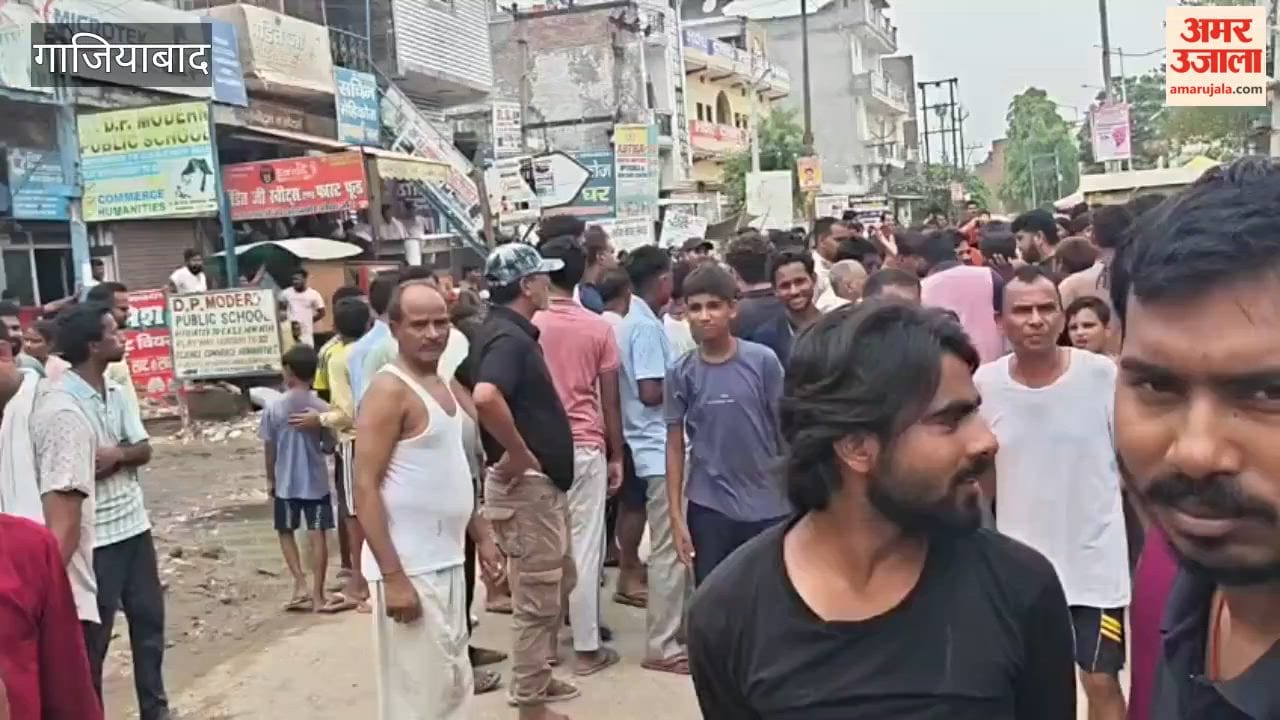 Residents of Rampark Ghaziabad blocked main market intersection due to a power outage