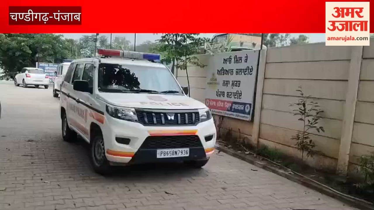 Bharatgarh police recovered heroine from three occupants of a car