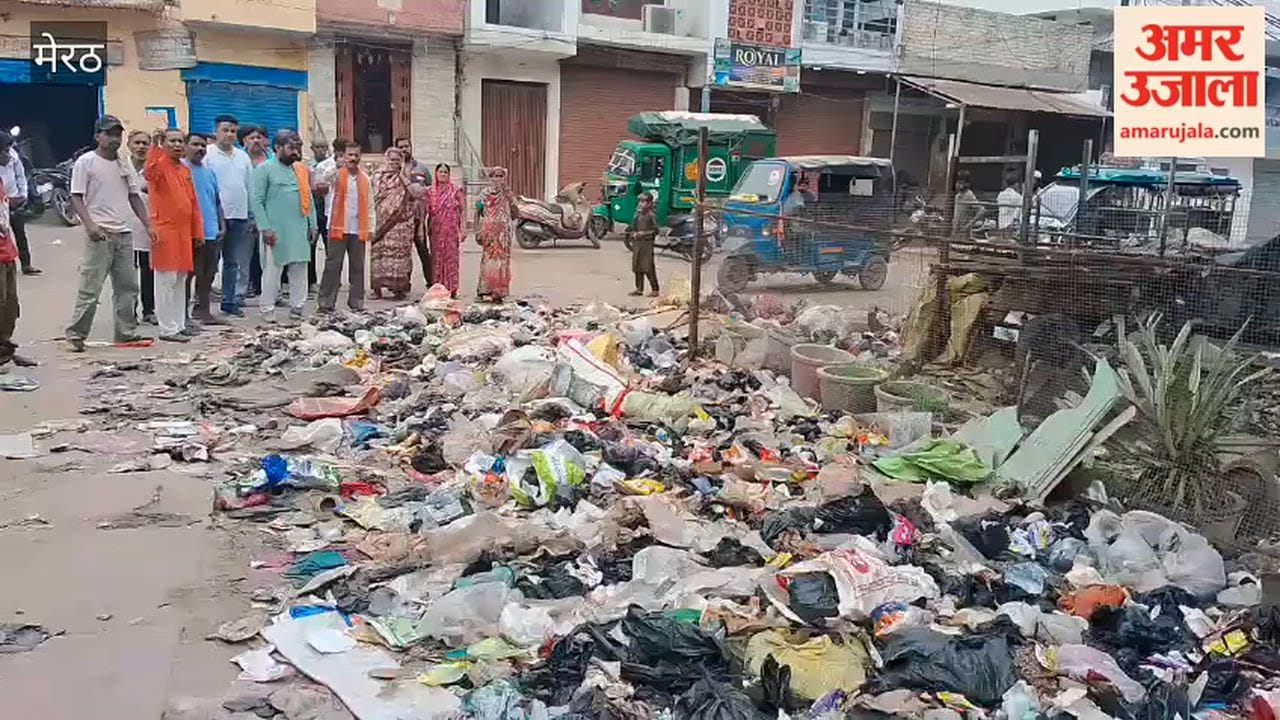 Meerut: People turned the area in front of a religious site into a garbage dump; protest held to express opposition.