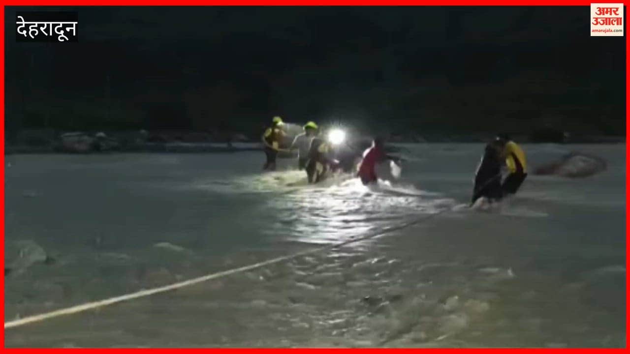 Dehradun: SDRF rescues seven people stranded on an island in the middle of the swollen river.