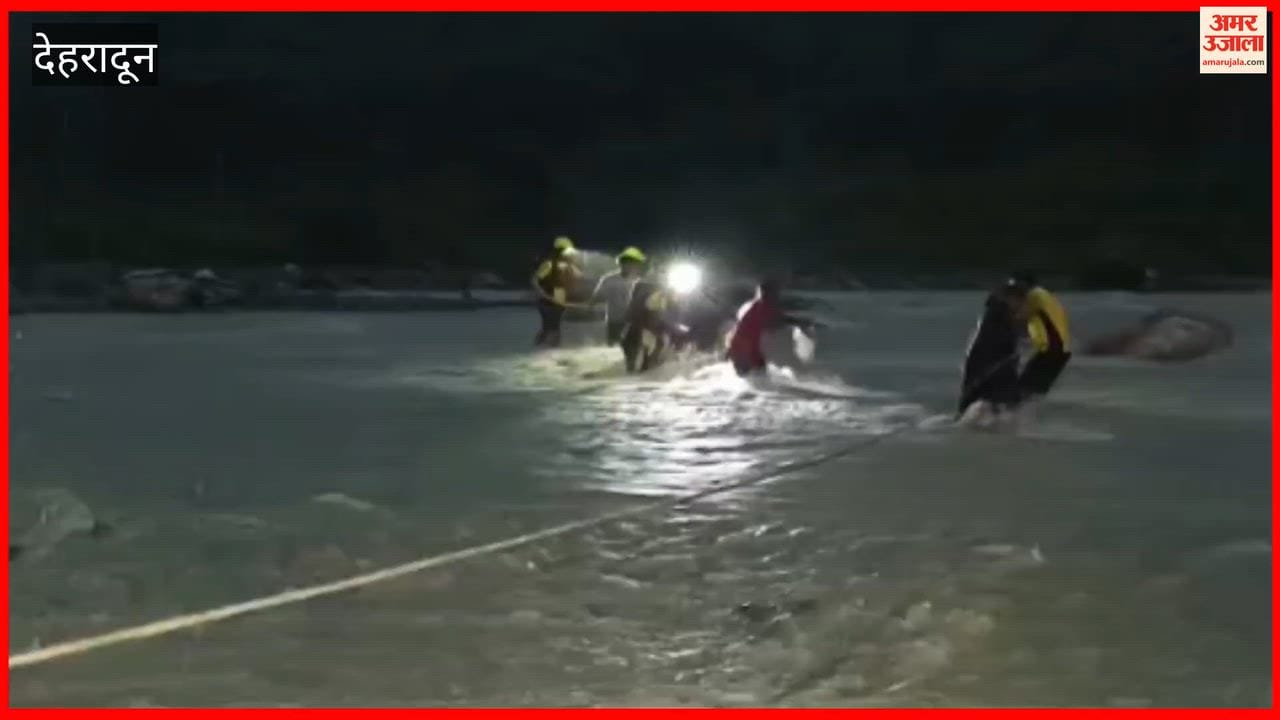 Dehradun: SDRF rescues seven people stranded on an island in the middle of the swollen river.