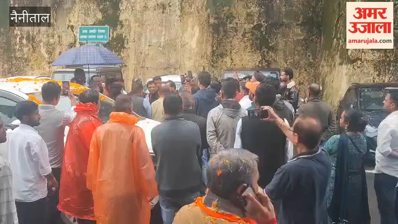 On the demand of the MLA the minister gave two garbage vehicles in nainital