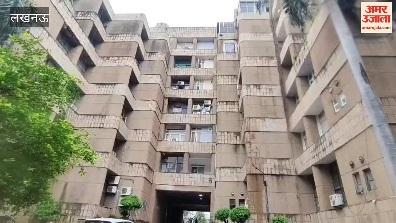 लखनऊ में गोमती नगर के पिकप भवन में खराब पड़े हैं आग बुझाने वाले उपकरण