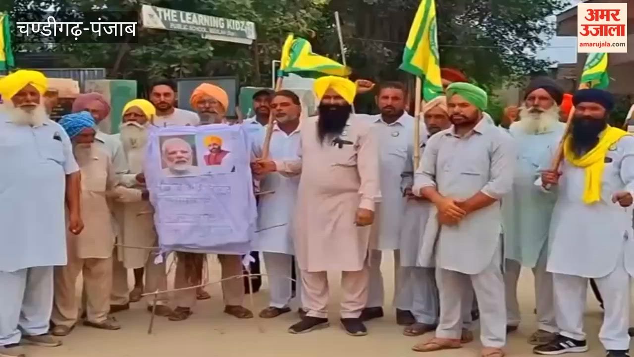 BKU Ekta Ugrahan burns effigies of the Central and Punjab governments in protest against the lathi-charge.