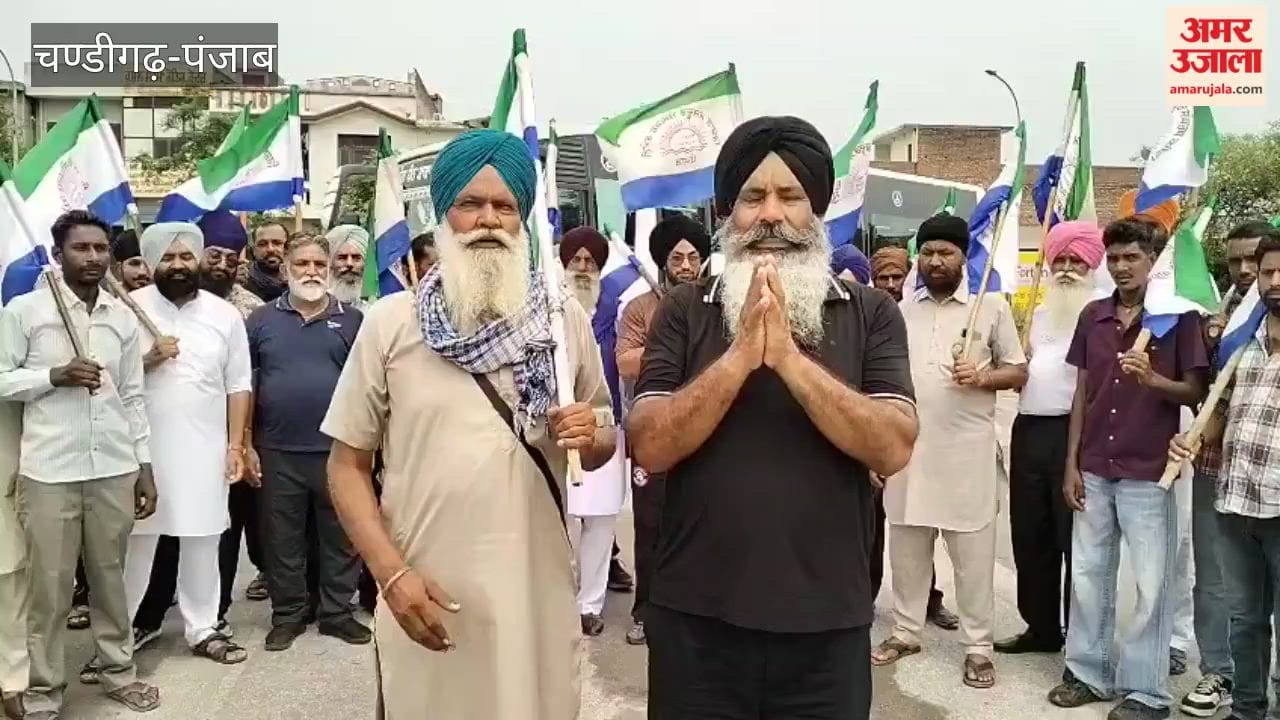 Farmers set out from Hoshiarpur for the Kisan Mahapanchayat in New Delhi.