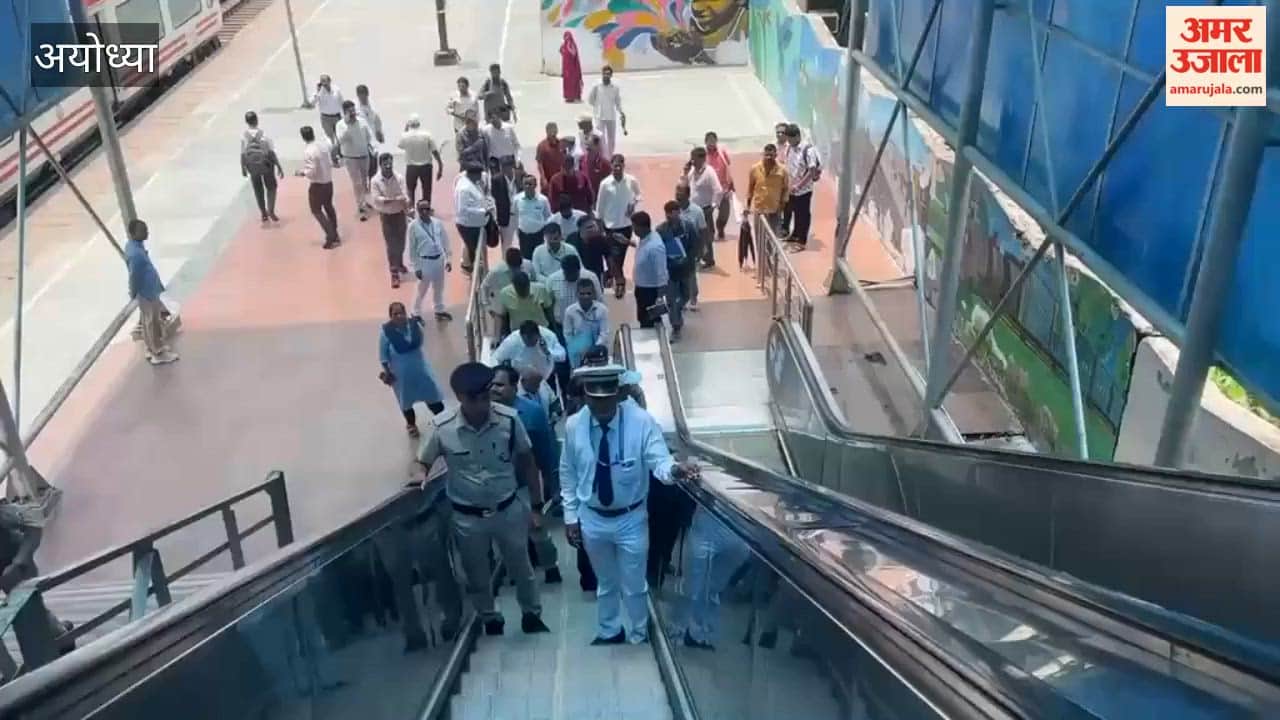 डीआरएम ने कैंट स्टेशन पर टपकते टीन शेड का लिया जायजा, तत्काल मरम्मत के दिए निर्देश