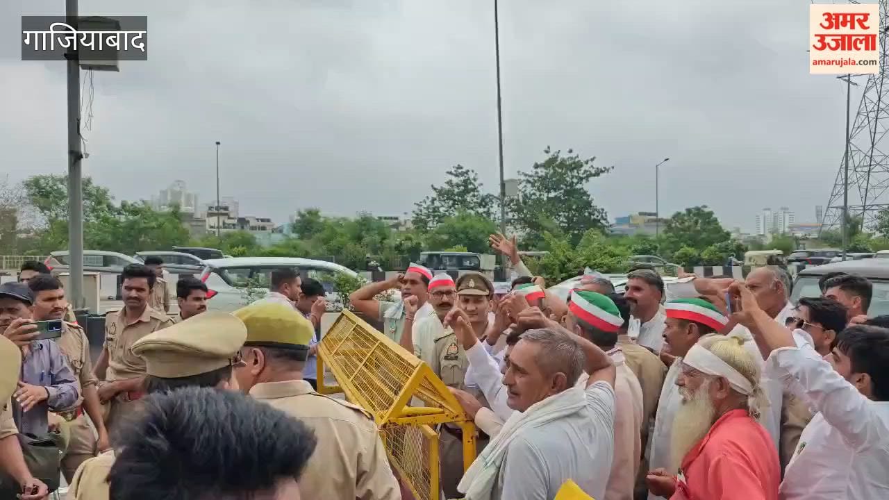 Farmers camped at UP Gate vigorous sloganeering and a scuffle with the police