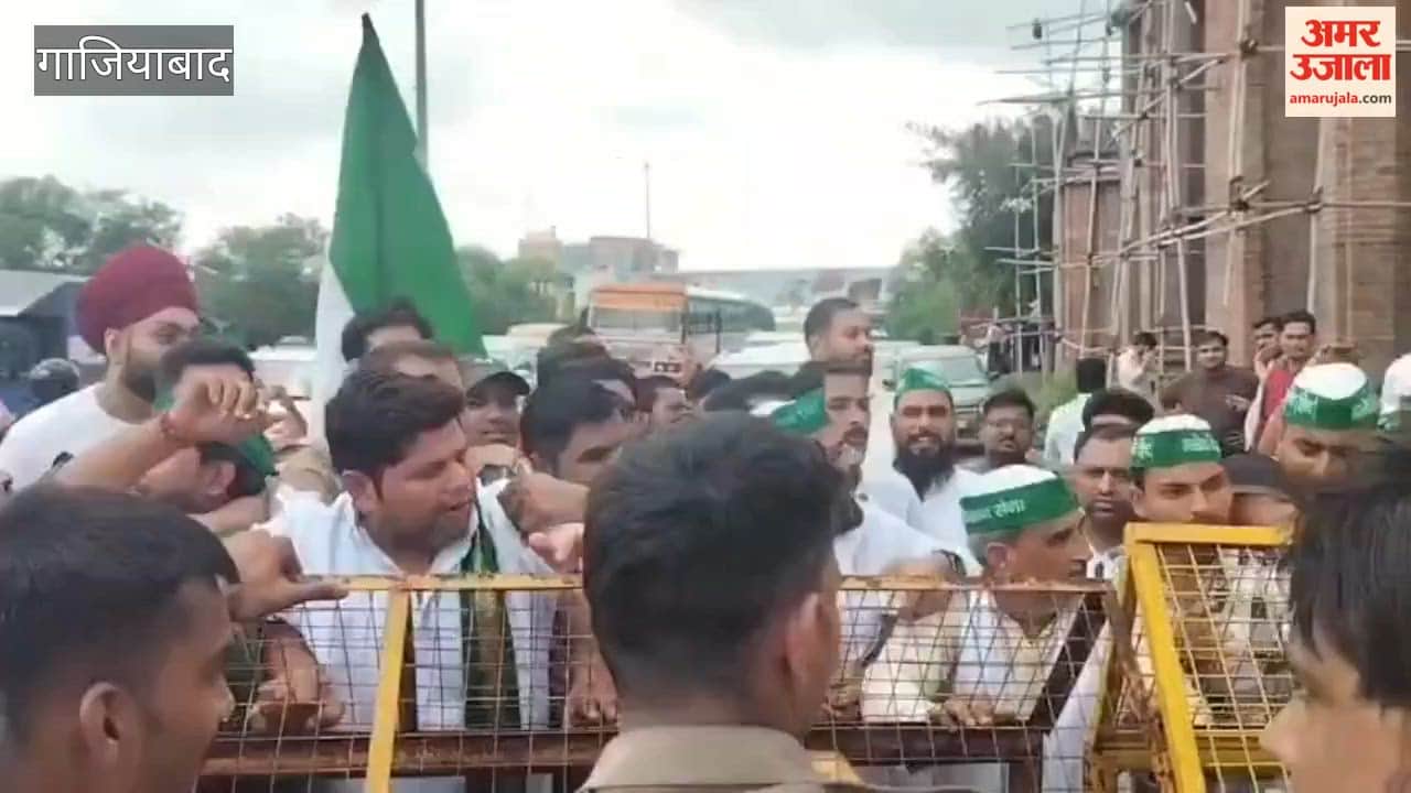Police personnel stopping farmers at UP Gate; farmers attempted to remove the barricades