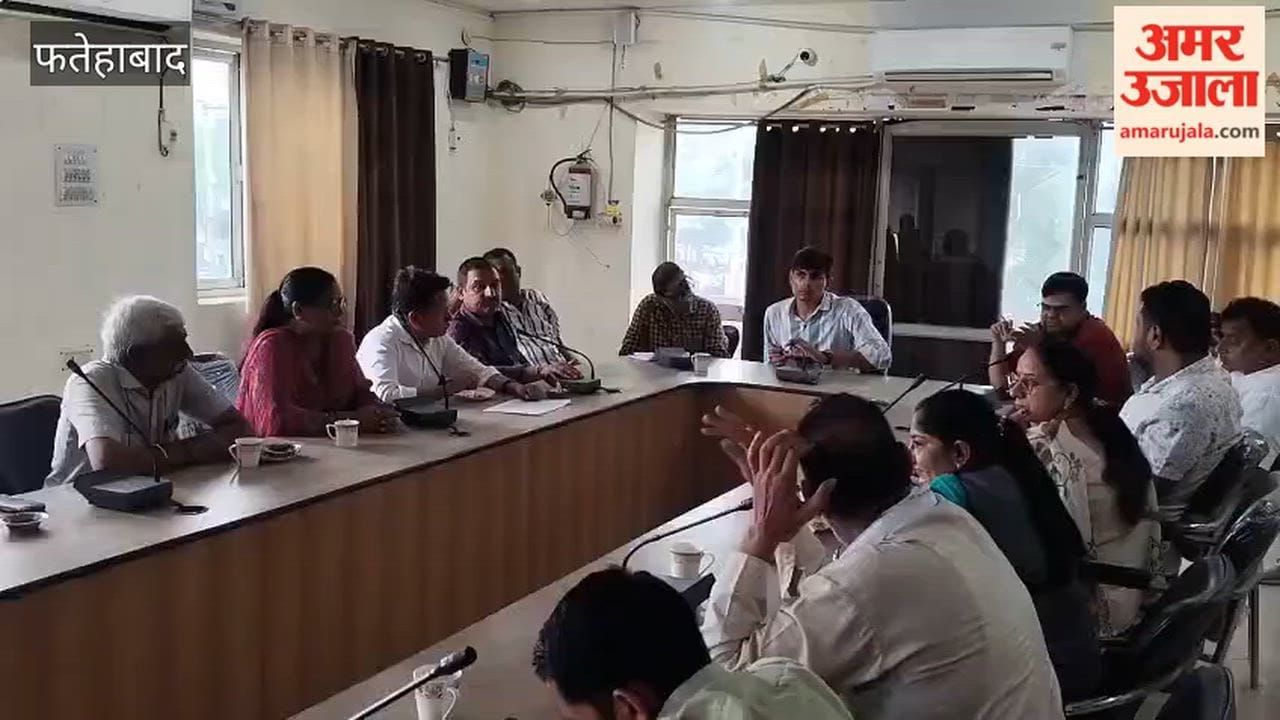 Chairperson and Vice-Chairperson absent from Fatehabad ward committee meeting; councilors highlighted various issues.