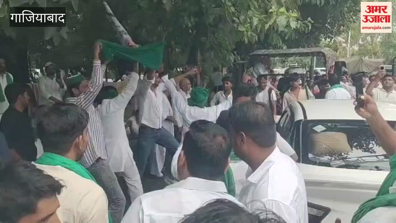 Farmers in Ghaziabad reached the District Magistrate's office via a tractor and foot march; traffic jam at Hapur Chungi