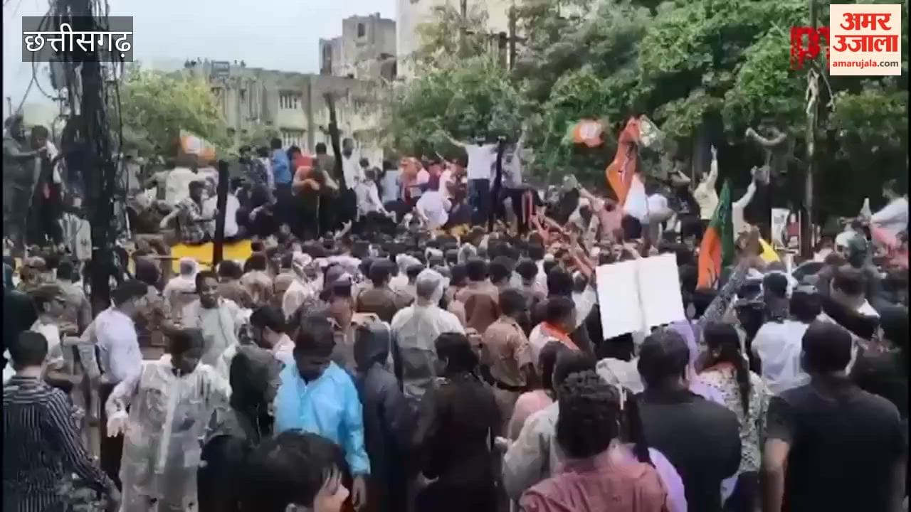 Video: रायपुर में बीजेपी-कांग्रेस में झड़प; पुलिस ने वॉटर कैनन के साथ छोड़े आंसू गैस के गोले