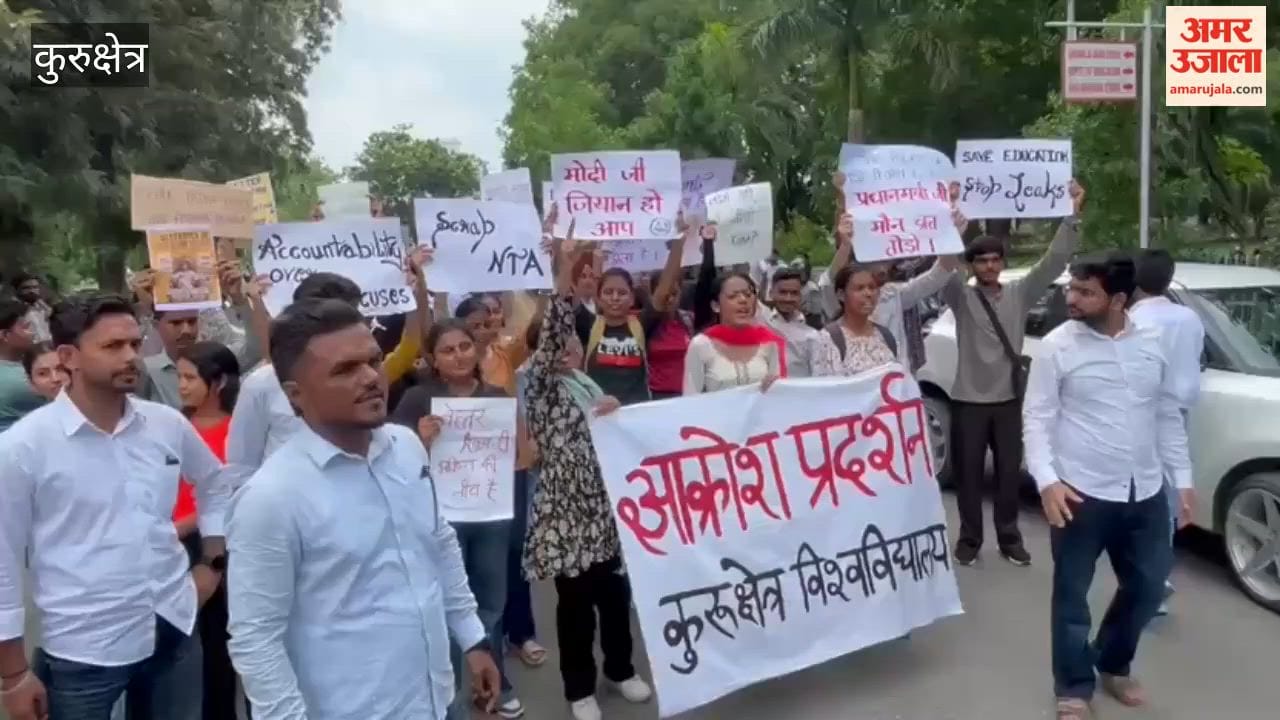 Outrage march at Kurukshetra University in protest against the lathi-charge on students at Jantar Mantar.