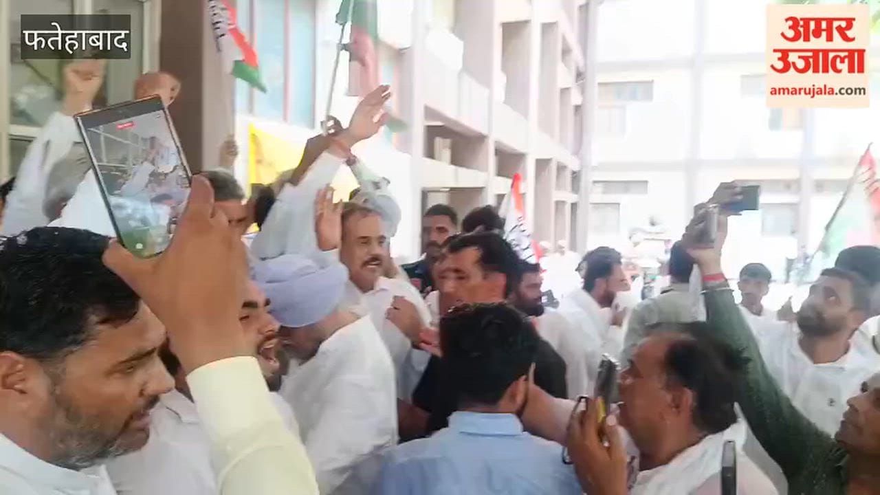 In protest against the lathi-charge on students in Delhi, the Congress party submitted a memorandum addressed to the President through the district administration in Fatehabad.