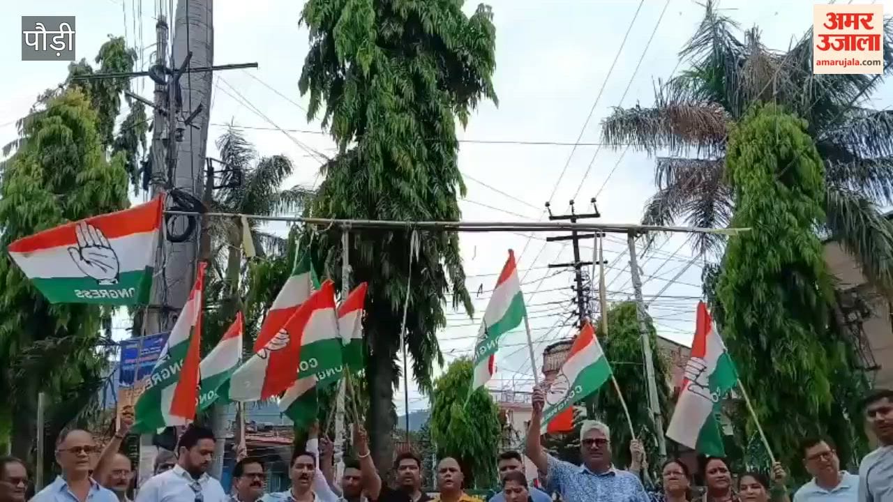 Pauri:Protest against Rahul Gandhi's detention; Congress burns government's effigy