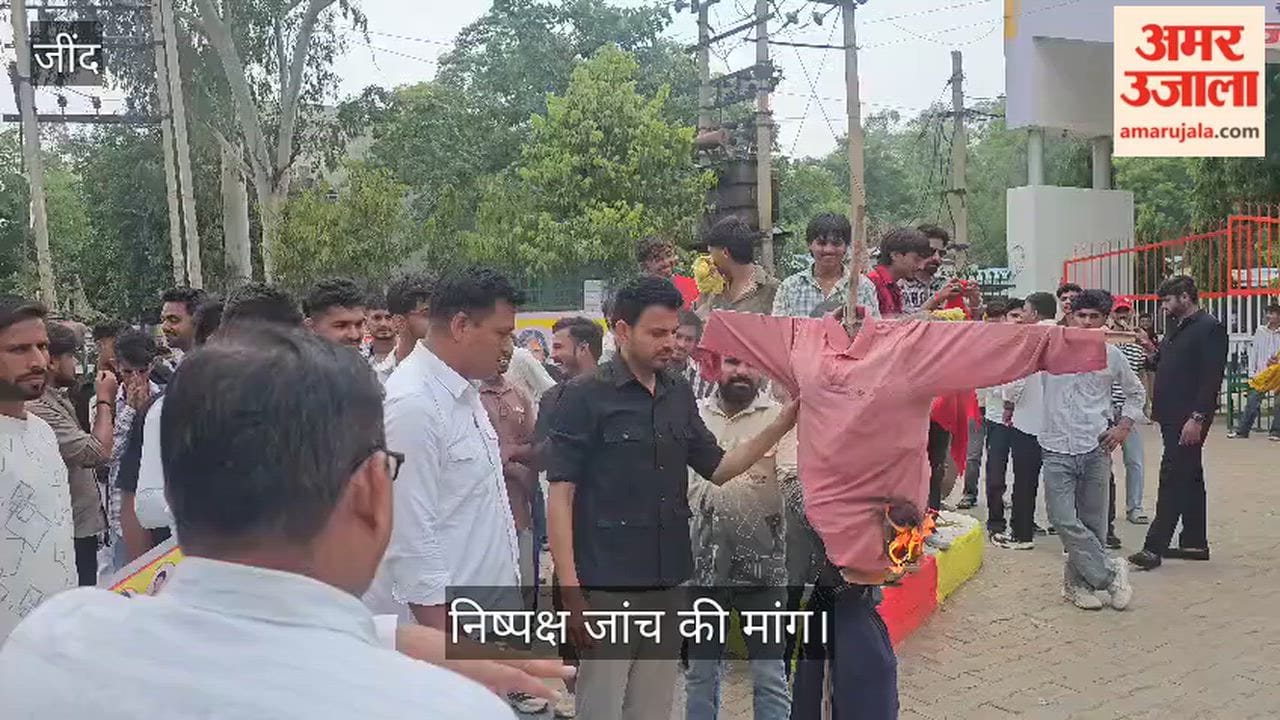 Youth JJP burns effigy of Modi government in protest against lathi-charge on students in Delhi.
