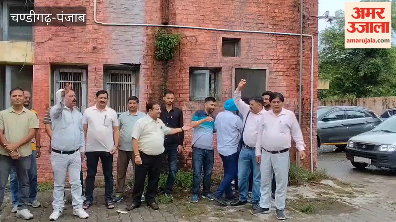 Electricity department employees on strike in Pathankot
