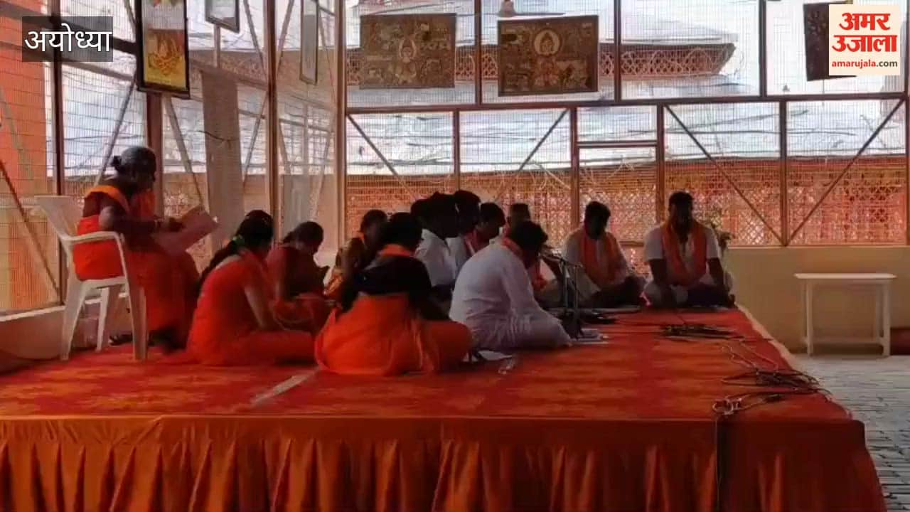 कर्नाटक से अयोध्या आए आर्य वैश्य समाज के श्रद्धालुओं ने रामलला दरबार में किया भजन-कीर्तन