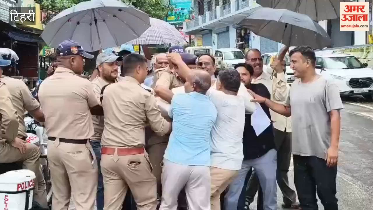Narendranagar: Congress protests against the brutality inflicted on students in Delhi; police prevent effigy burning
