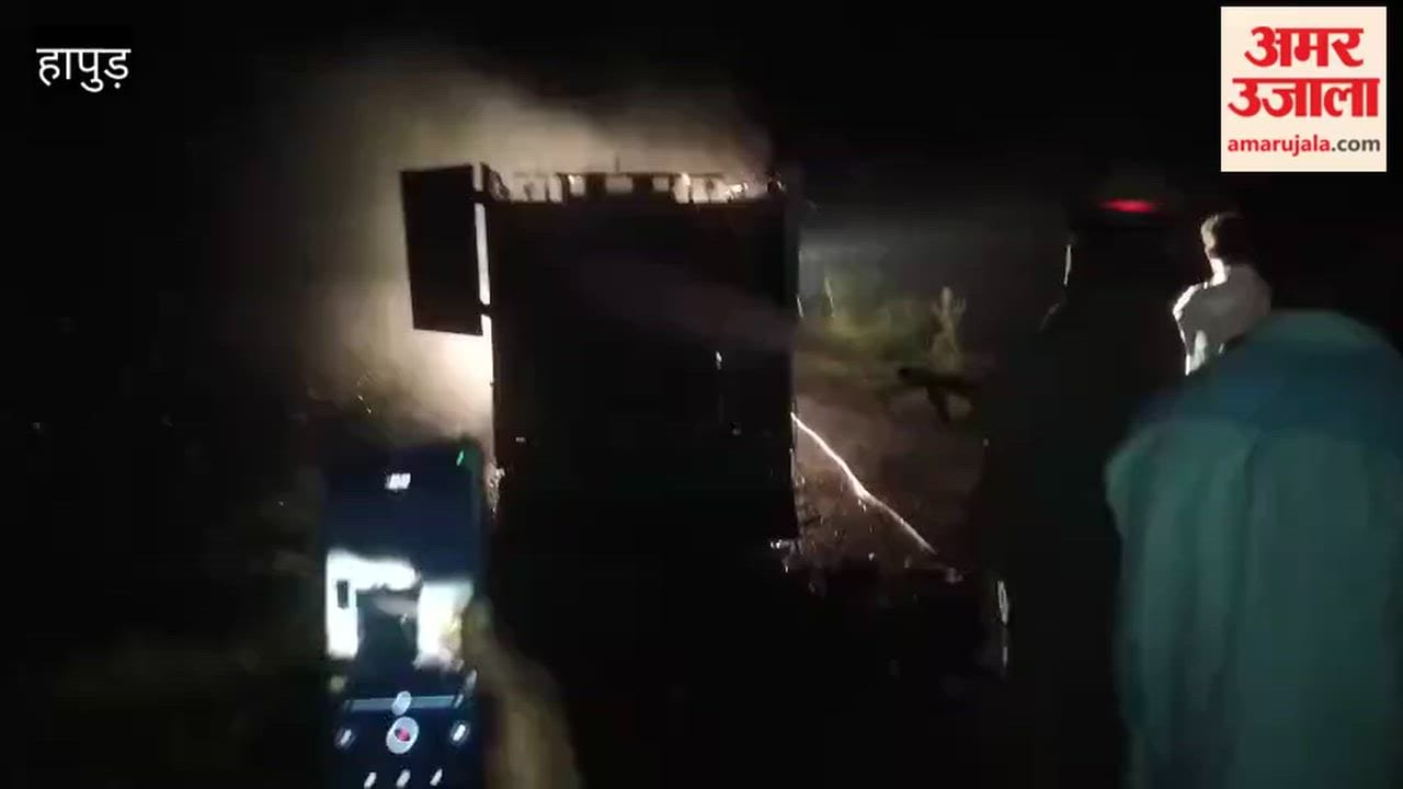 Massive fire breaks out in auto-rickshaw loaded with mangoes; disaster averted
