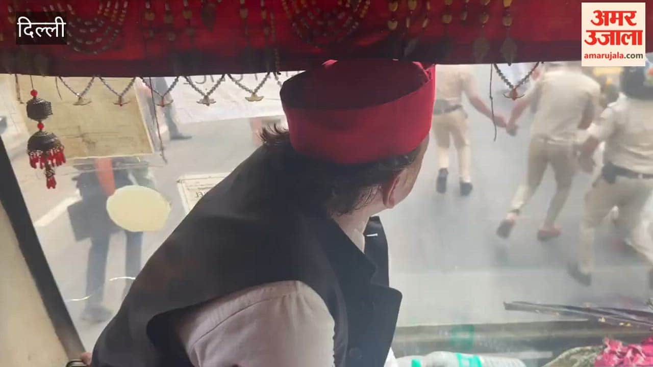 Video of Akhilesh Yadav being detained by Delhi Police from the protest site