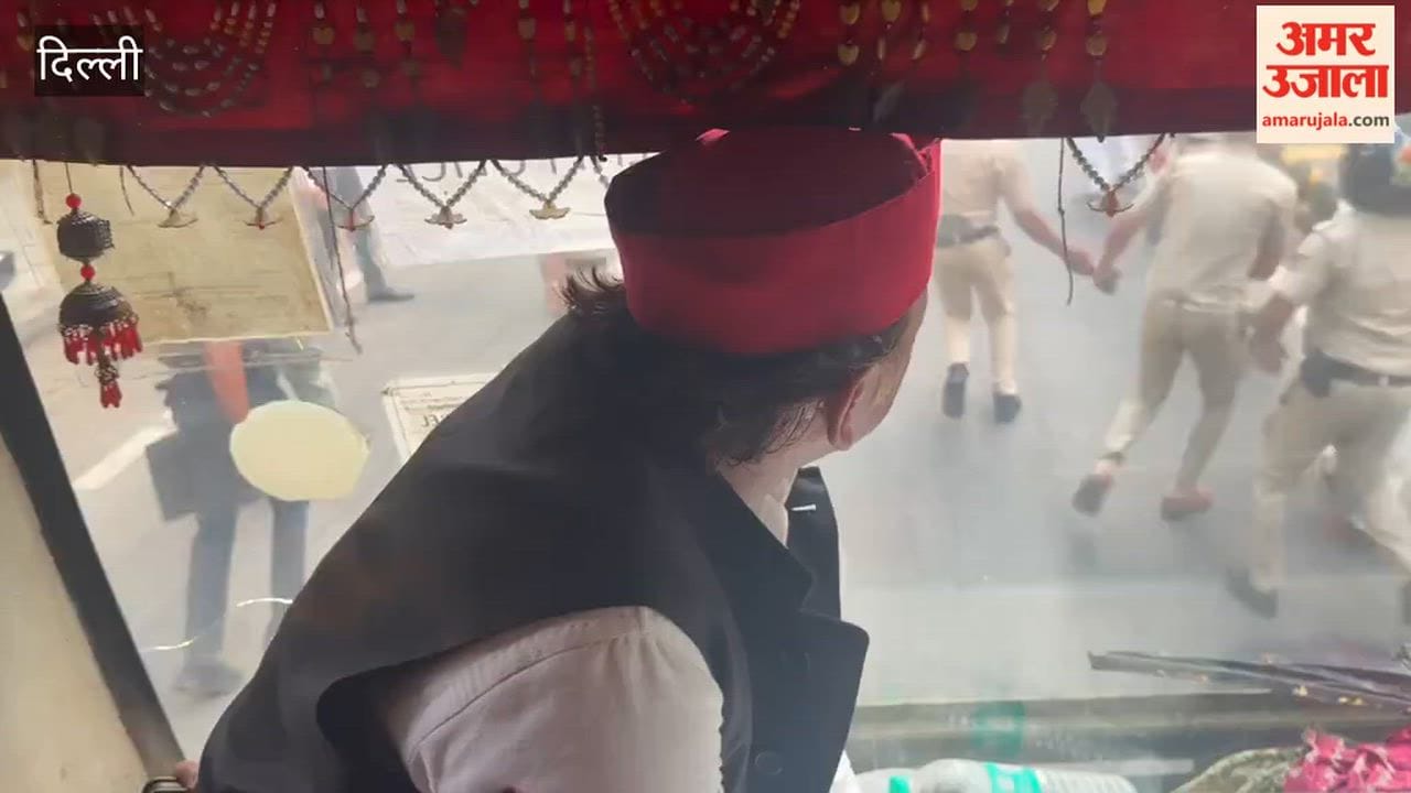 Video of Akhilesh Yadav being detained by Delhi Police from the protest site