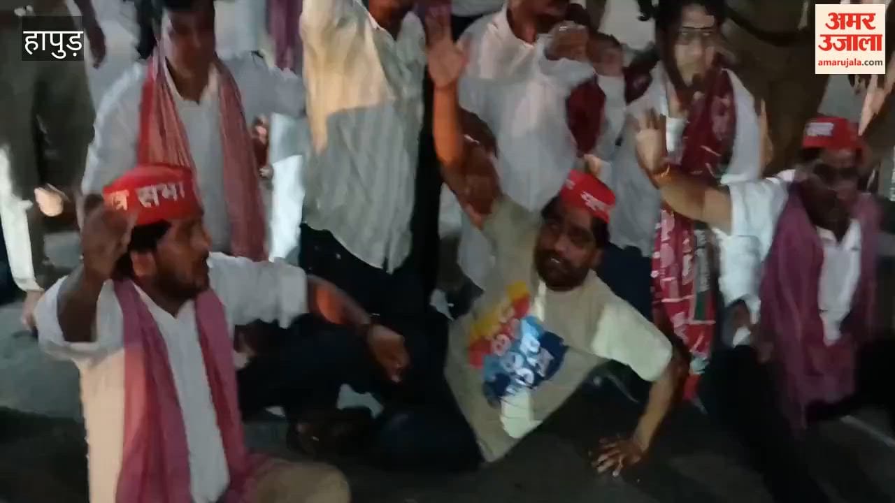 SP workers staged protest in Hapur over detention of Akhilesh Yadav