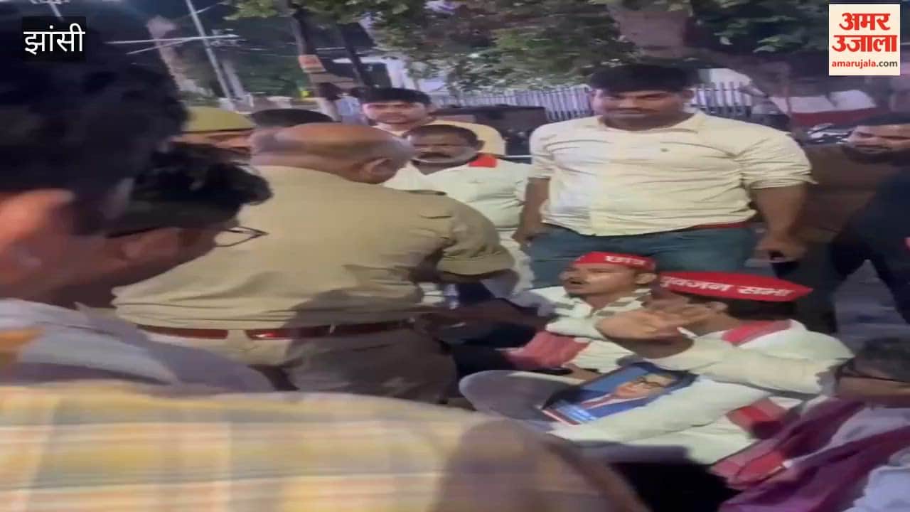 SP workers staged a protest in Jhansi following news of Akhilesh Yadav's arrest; several leaders were detained at the Nawabad police station.
